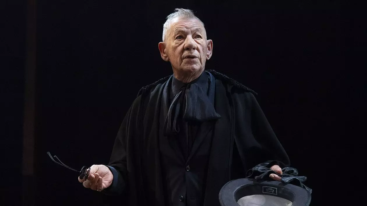 Sir Ian McKellen a căzut de pe scenă, în timpul unui spectacol, la Londra. Actorul britanic are 85 de ani