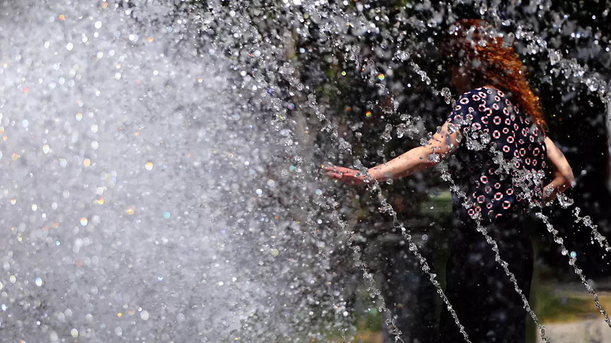 Valul de căldură se intensifică: a fost emis cod portocaliu de caniculă. Harta zonelor unde se ating 40°C