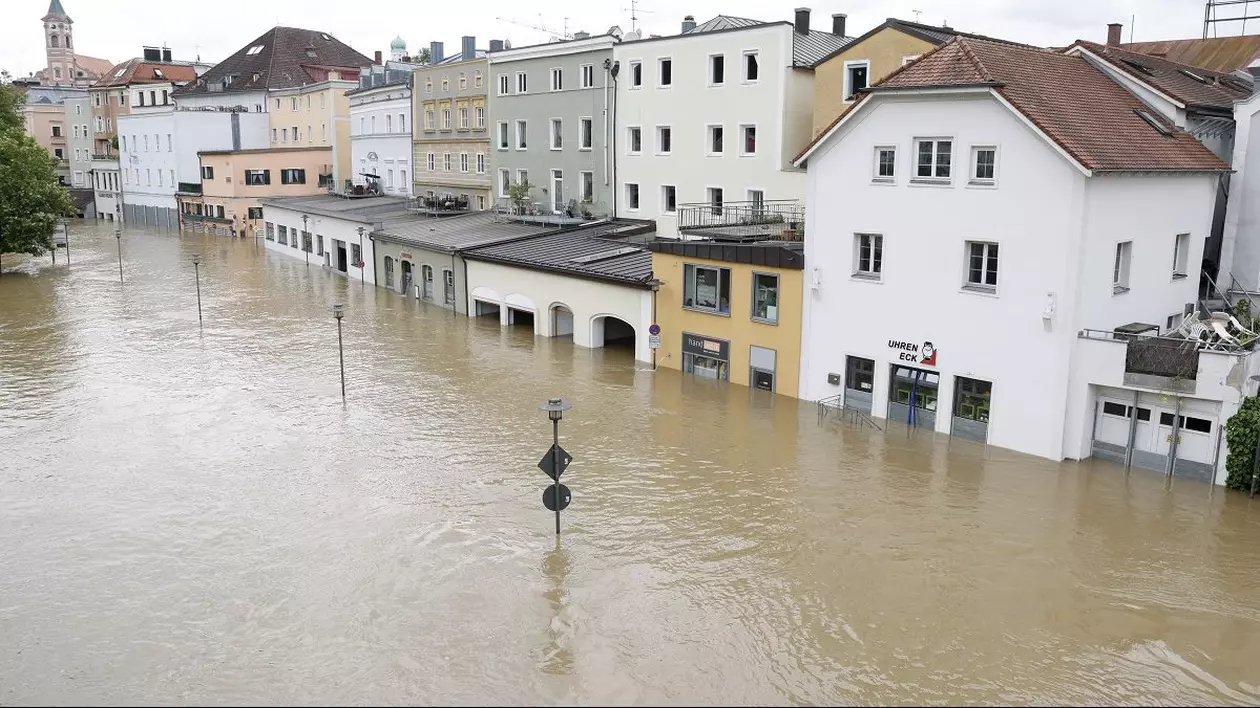 Nivelul apei pe Dunăre e de două ori mai mare decât în mod normal în orașul german Passau și fluviul și-a revărsat apele pe străzi