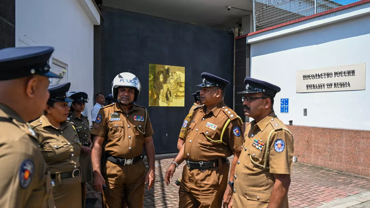 Polițiști mobilizați la Ambasada Rusiei din Sri Lanka în fața unui protest față de practicile de înșelătorie privind recrutarea în război Foto: Profimedia