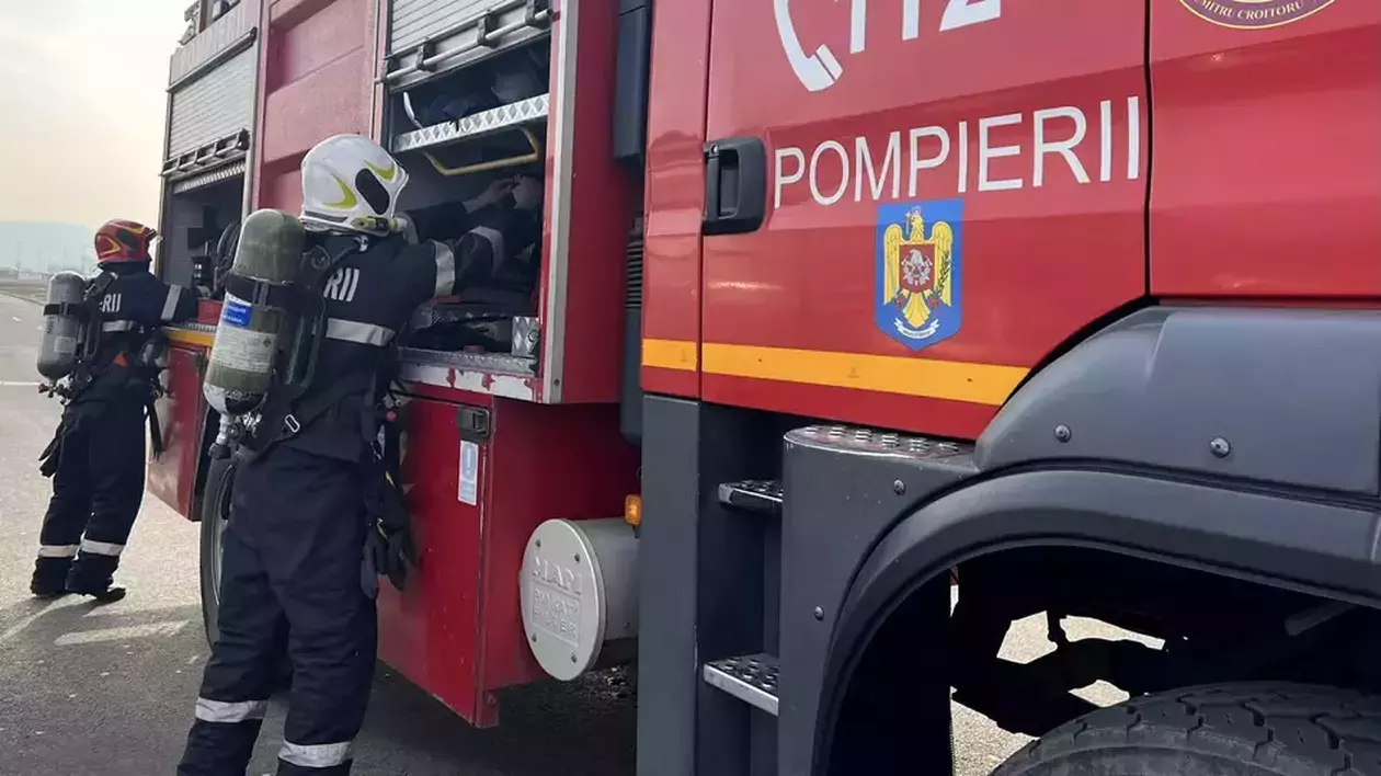 Incendiu de pădure în apropiere de Băile Olăneşti. Este aşteptată intervenţia unui elicopter