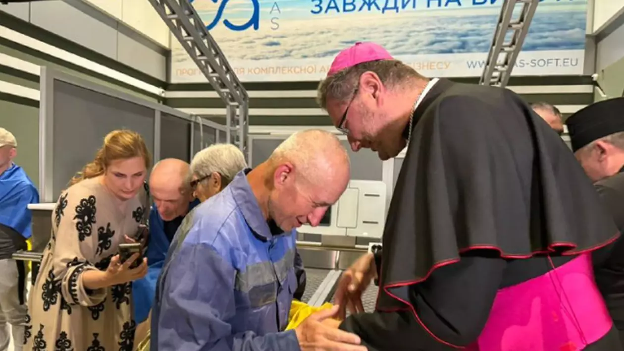 Zece civili, luaţi prizonieri în Rusia şi Belarus, au fost eliberați și s-au întors în Ucraina