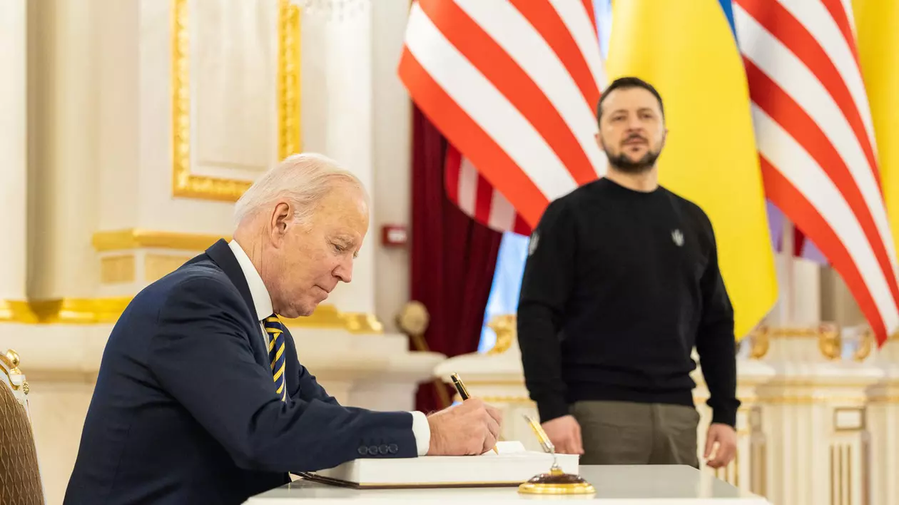 Joe Biden l-a sunat pe Zelenski şi a anunţat un nou ajutor militar pentru Ucraina