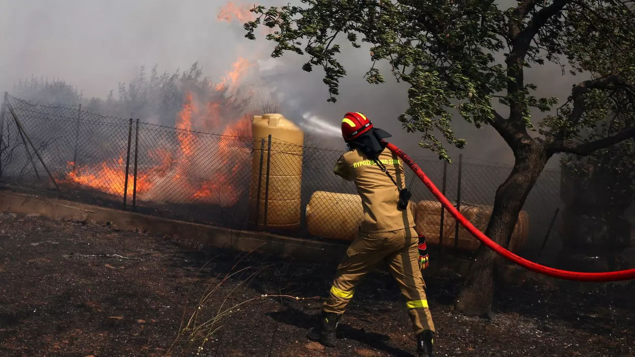 Două localități din Grecia au fost evacuate din calea unui incendiu de vegetație izbucnit în apropiere de Atena