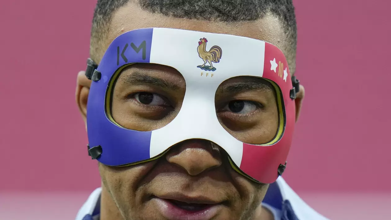 EURO 2024 | „Deghizarea anului”. Mbappé, care și-a spart nasul cu Austria, și-a prezentat masca în culorile steagului francez