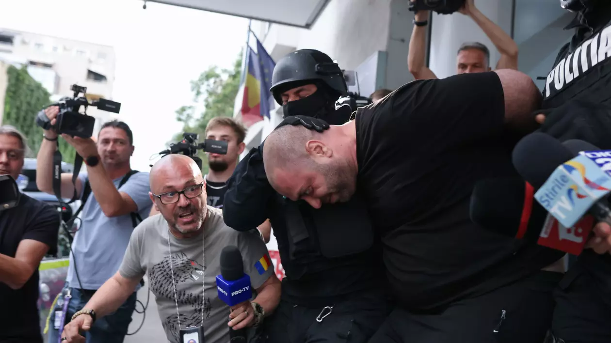 Suspectul incidentului de la ambasada Israelului este escortat de politisti in afara sectiei de politie 14 din Bucuresti, 3 iunie 2024. Inquam Photos / George Calin