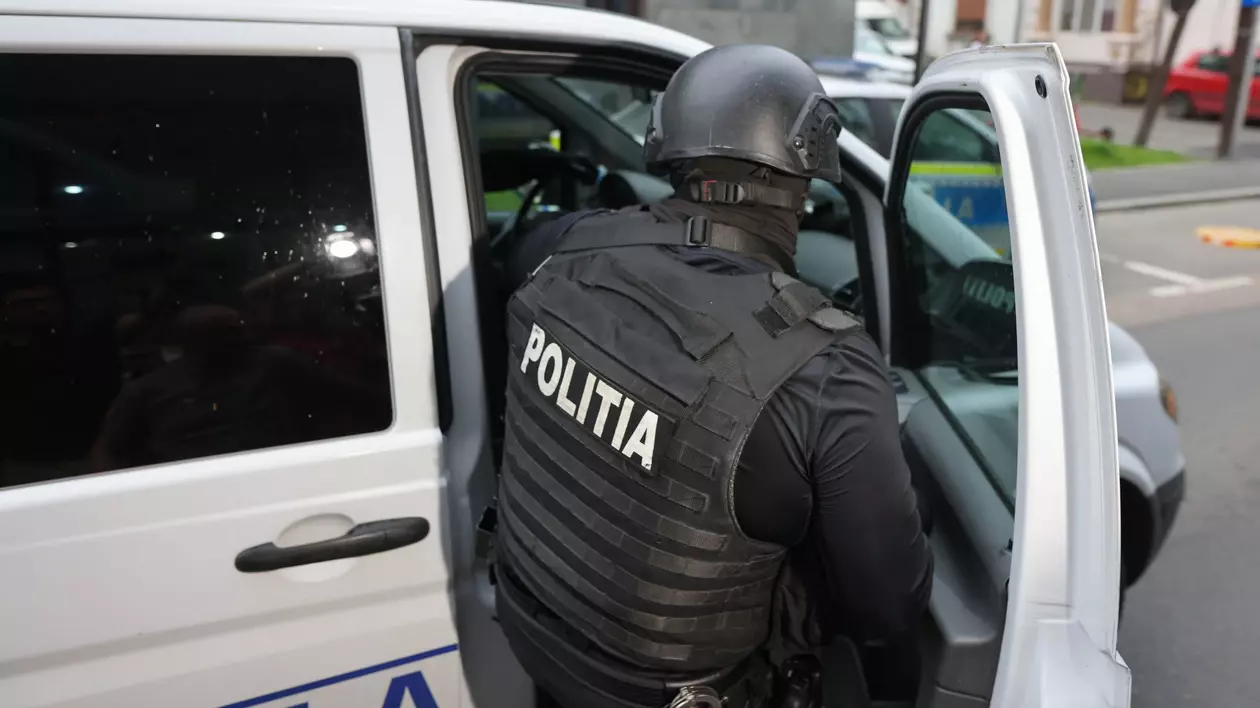 Suspectul incidentului de la ambasada Israelului este escortat de politisti in afara sectiei de politie 14 din Bucuresti, 3 iunie 2024. Inquam Photos / George Calin