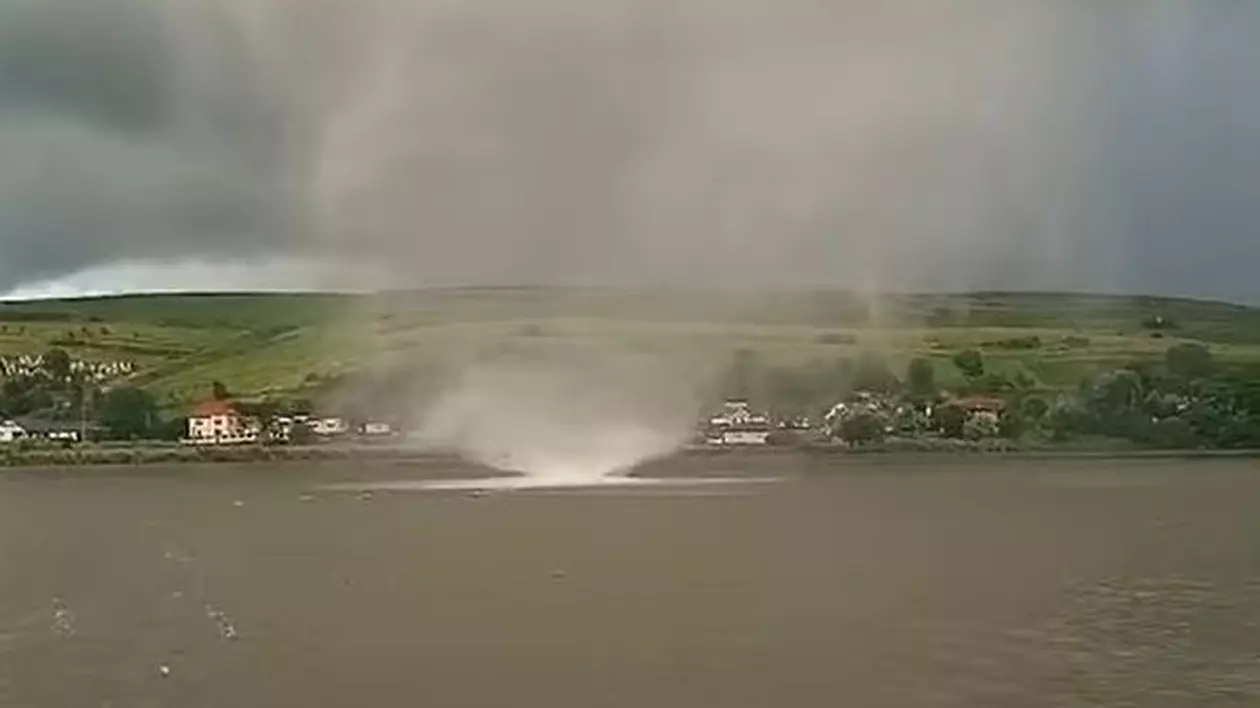O trombă a luat pe sus o barcă și saltele, pe lacul Mărtinești, în județul Cluj. VIDEO