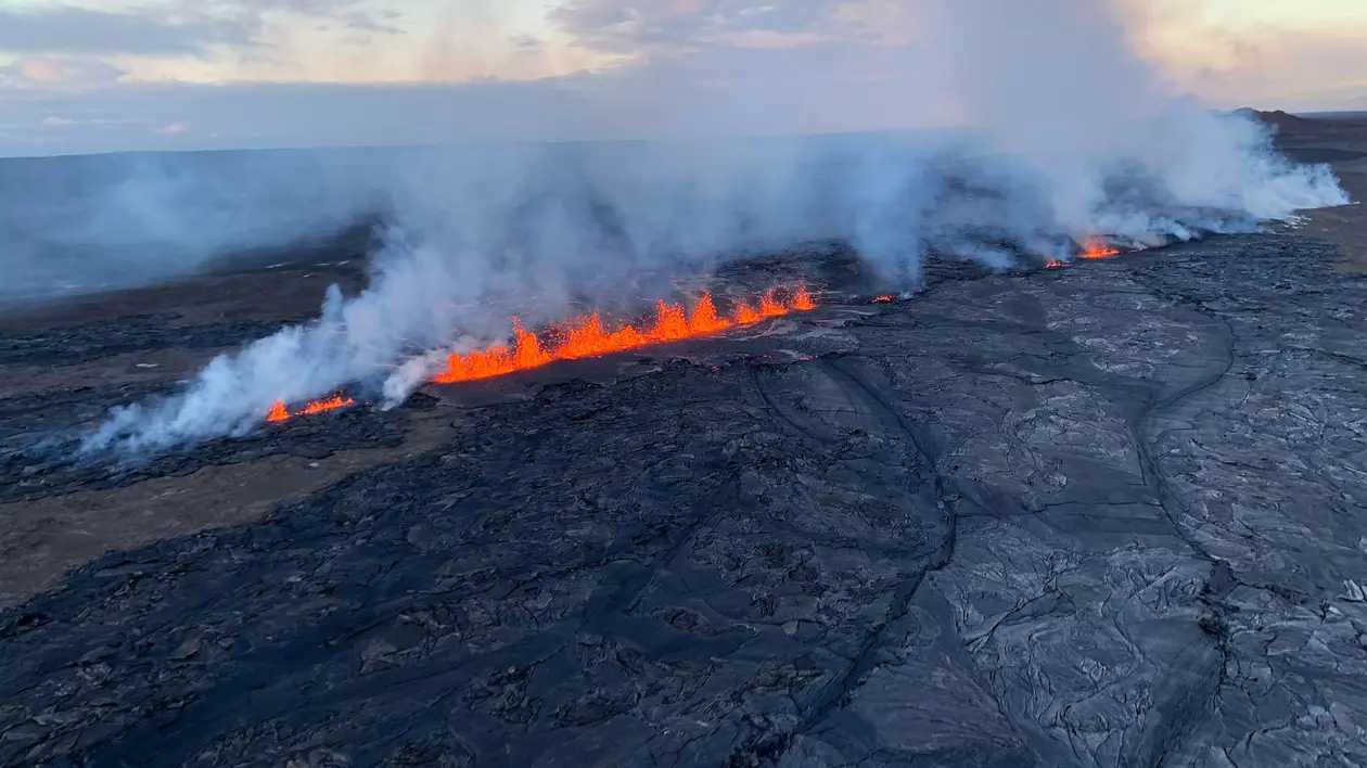 Vulcanul Kilauea din Hawaii a erupt. În zonă au avut loc peste 400 de seisme VIDEO