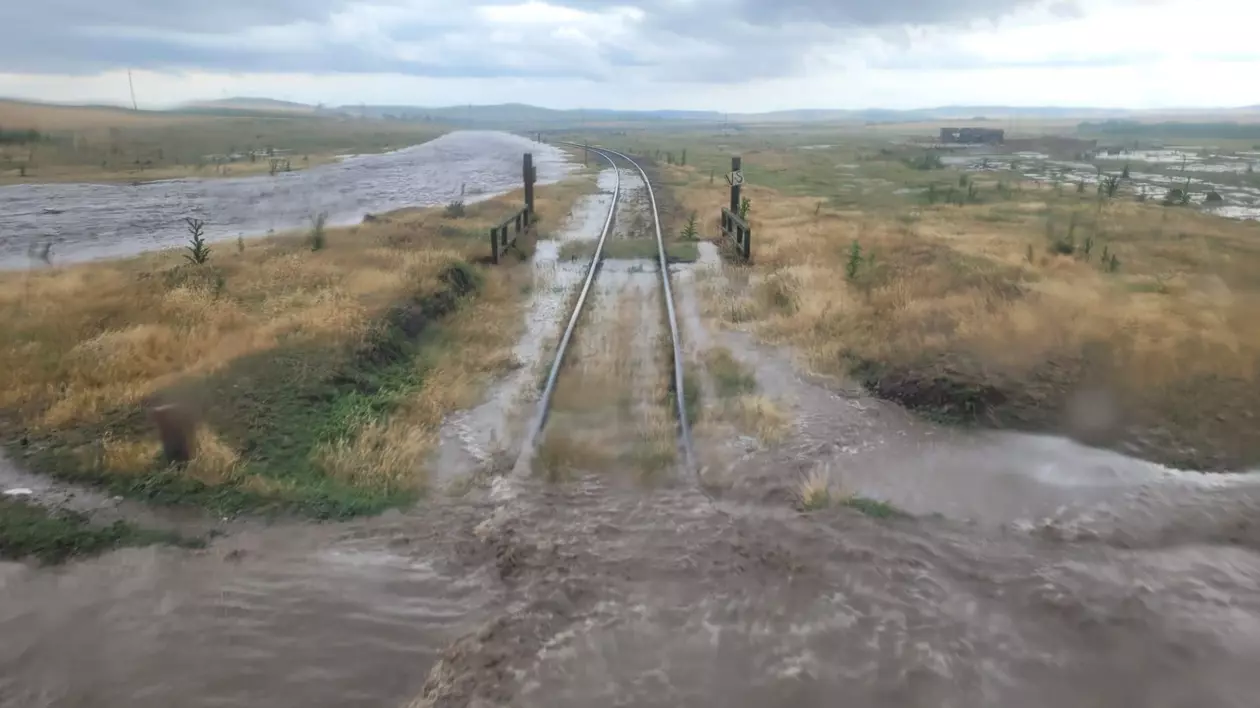 Circulația trenurilor a fost întreruptă între Babadag și Cataloi din județul Tulcea, din cauza inundațiilor