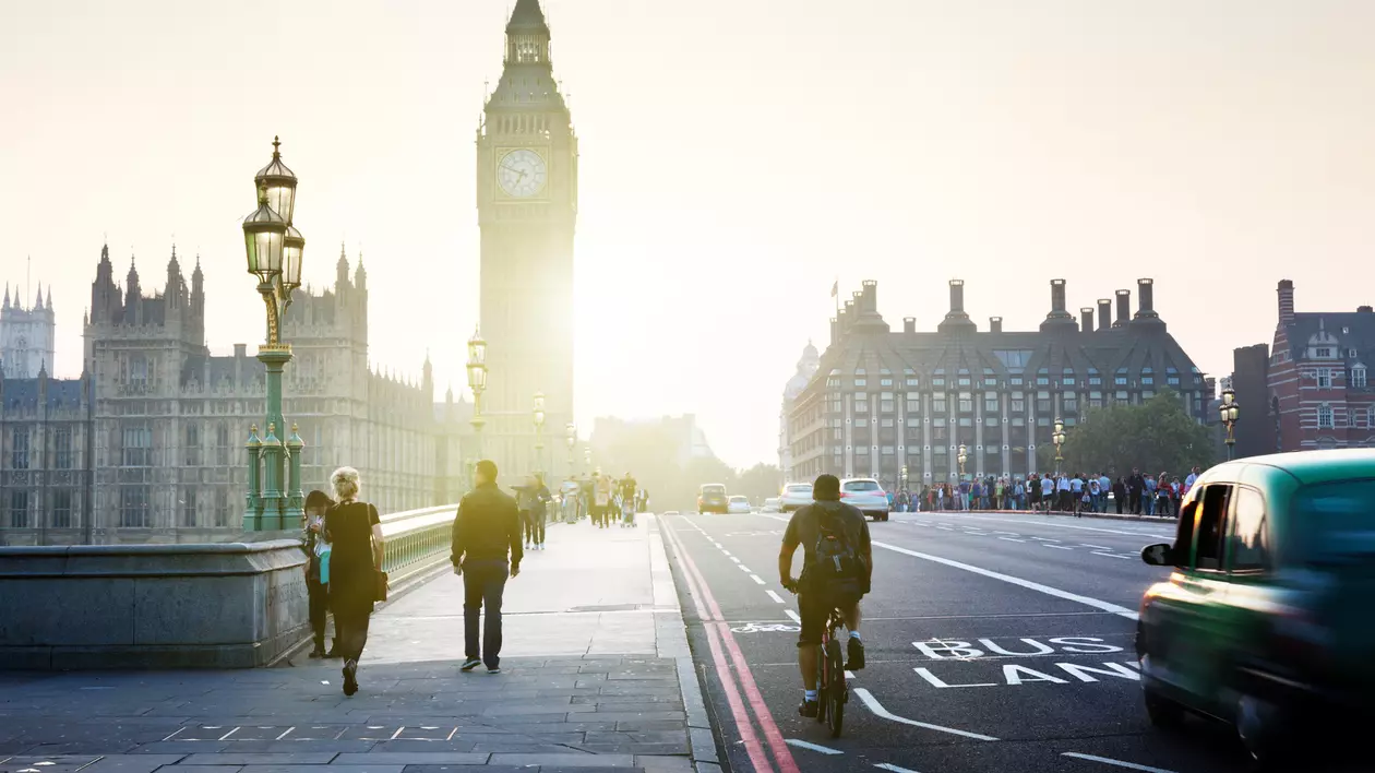Decizia guvernului britanic care îi afectează și pe români. Cum vrea Londra să reducă dependența de migranți de pe piața muncii