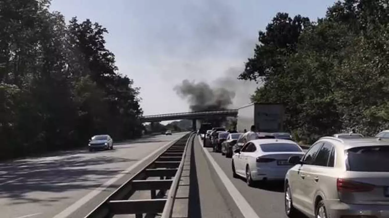 Trafic blocat pe autostrada A 1 București - Pitești, după ce o autoutilitară a luat foc