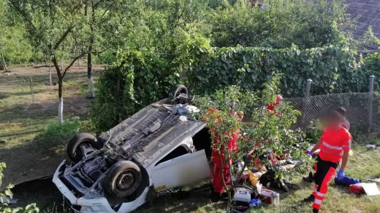 Un bărbat a murit, iar altul a fost rănit în urma unui accident între două maşini şi un TIR, în Cluj