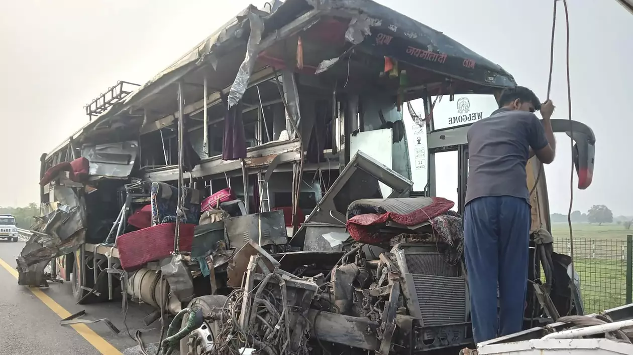 Un autobuz cu două etaje s-a ciocnit cu un camion cu lapte în nordul Indiei. Cel puţin 18 persoane au murit