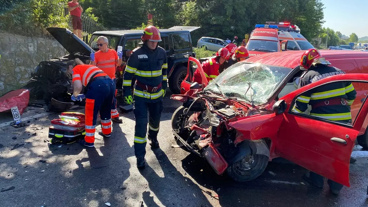 Accident pe DN1, la Nistoreşti, cu două persoane rănite. A fost solicitat elicopterul SMURD la fața locului