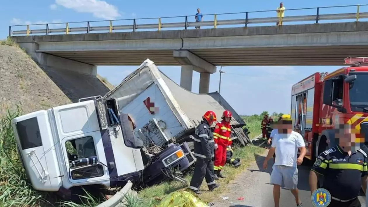 Trei morți și patru răniți pe A1 București-Pitești, după ce un TIR și o dubă s-au ciocnit