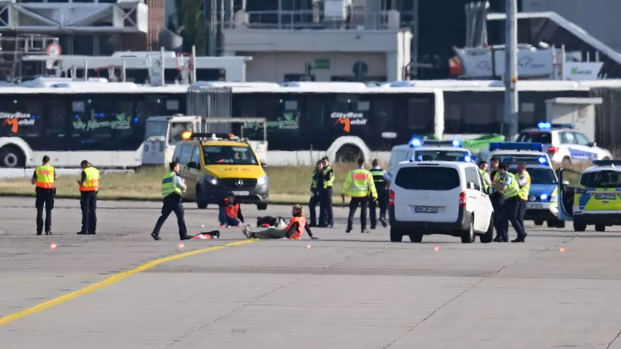 Aeroportul din Frankfurt a suspendat temporar zborurile, din cauza unui protest al activiștilor pentru climă