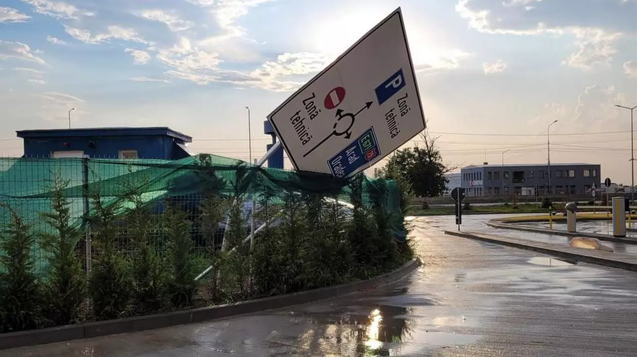 Un avion TAROM nu a mai decolat de la Oradea din cauza vântului. O parte din gardul aeroportului, doborâtă de rafale