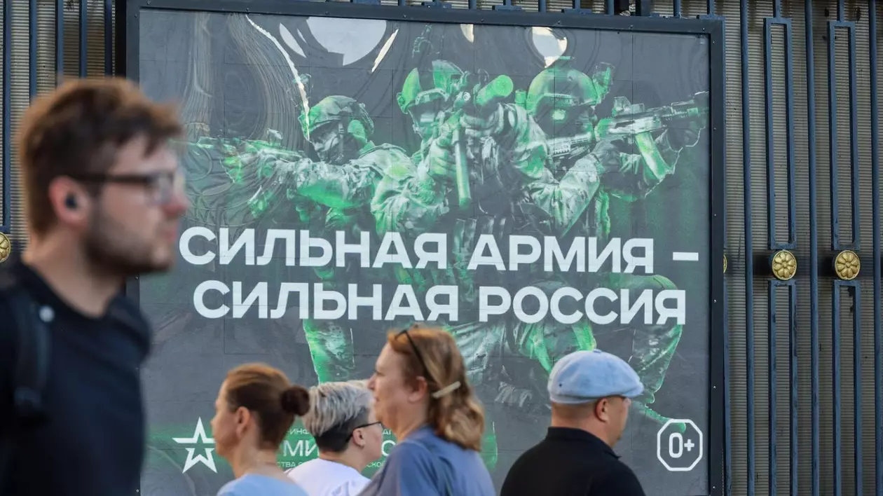 „O armată puternică - o Rusie puternică”: afiș de propagandă pentru armata rusă Foto: Profimedia