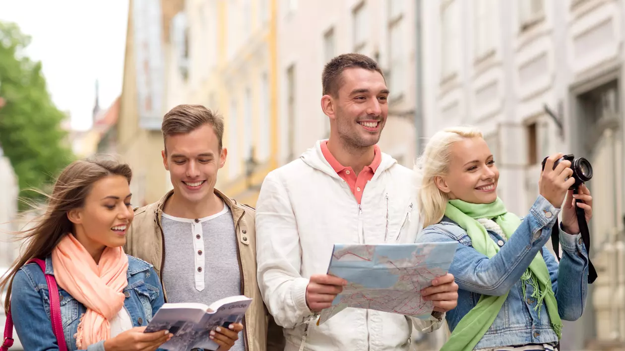 aplicatii utile in calatorii - grup de tineri in vacanta