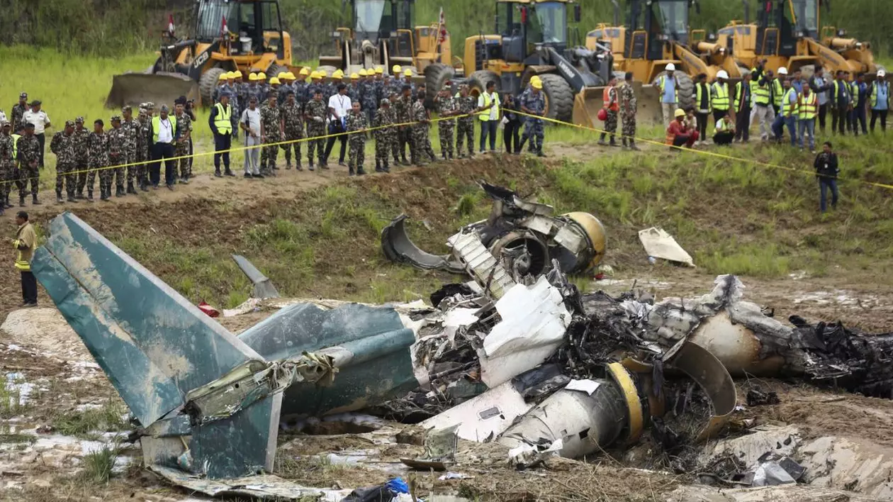 Un avion s-a prăbușit în Nepal la scurt timp după decolare. Cel puțin 18 oameni au murit