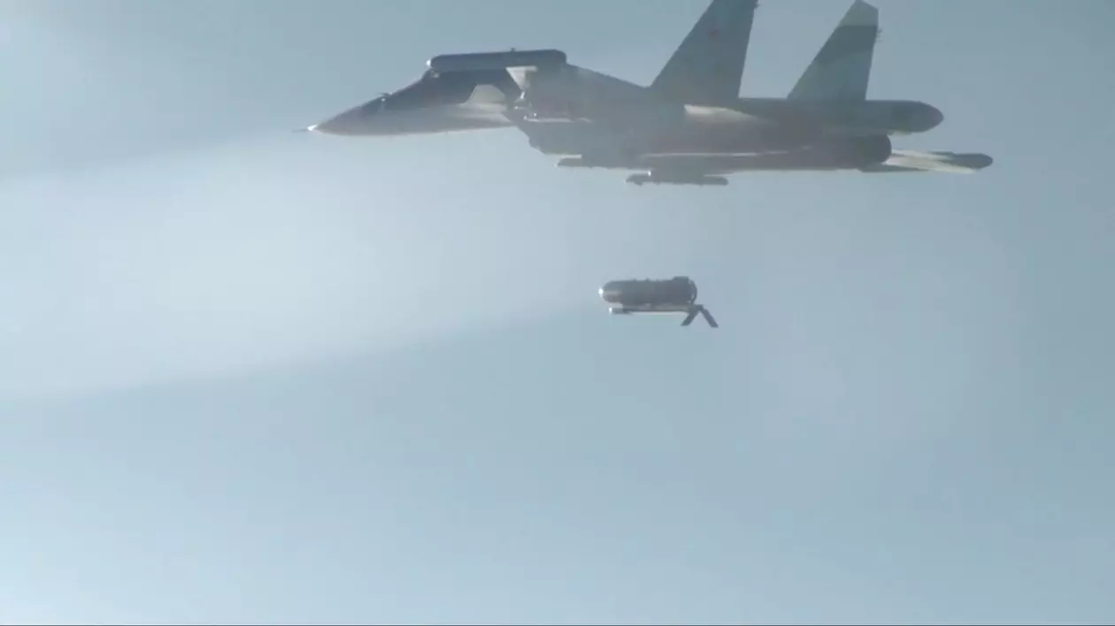 Avion Su-34 surprins în timp ce lansează o bombă FAB 3000 deasupra Ucrainei Foto: Hepta