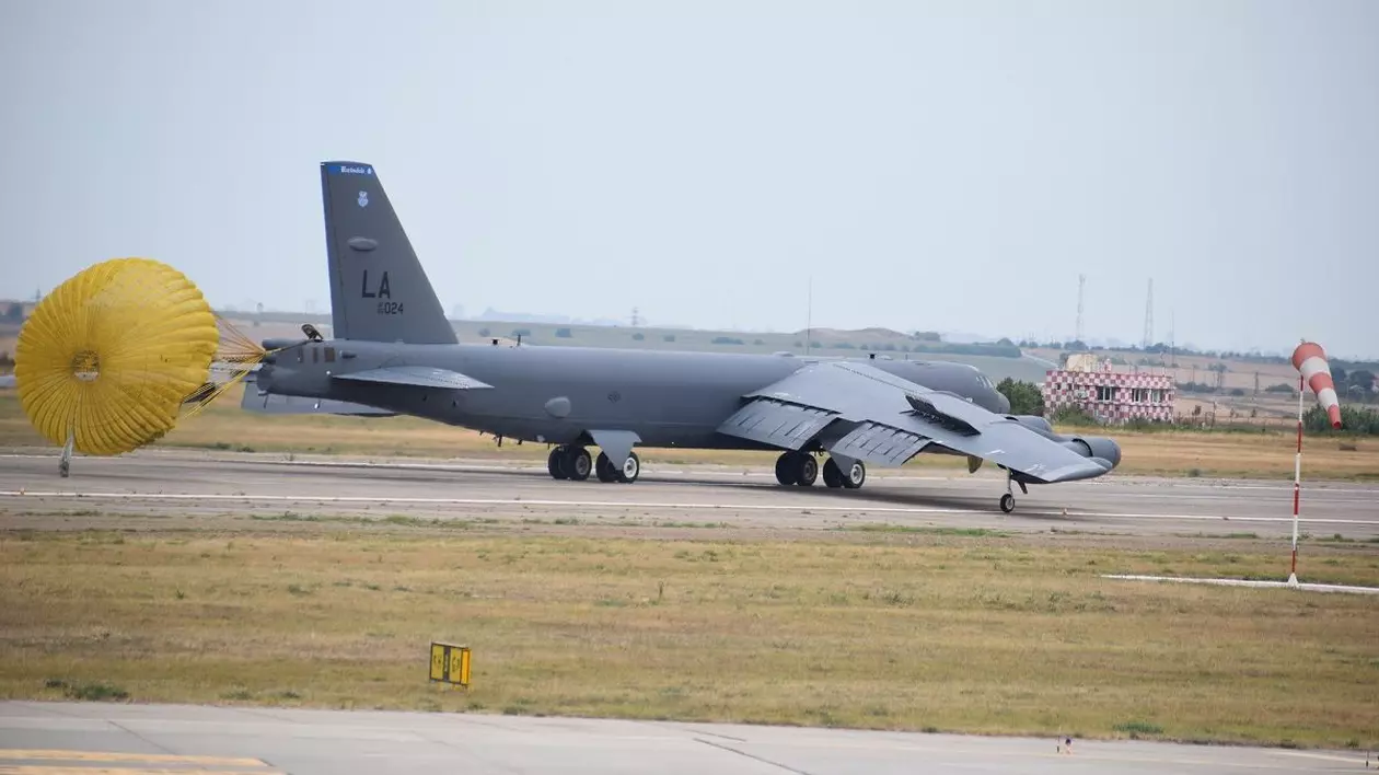 Două bombardiere strategice B-52 Stratofortress, în premieră în România: ce capabilități au și în ce războaie au fost folosite avioanele istorice