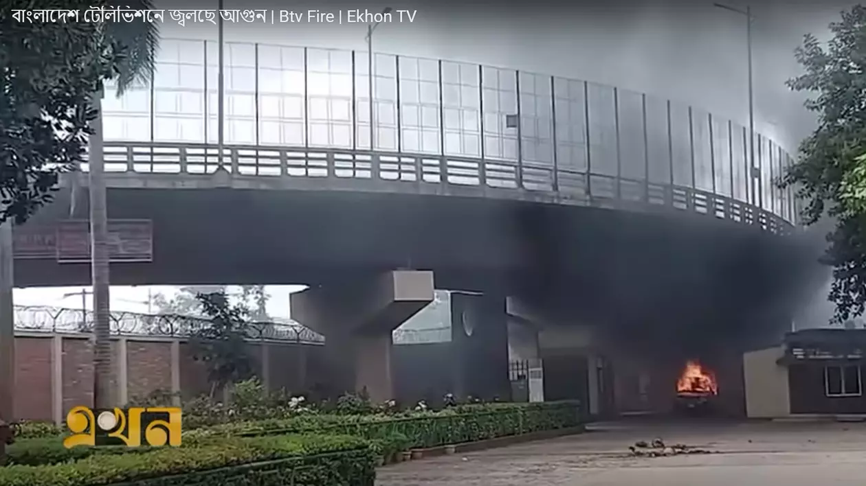 Proteste cu zeci de morți în Bangladesh. Televiziunea de stat a fost incendiată în timp ce angajații erau în interior