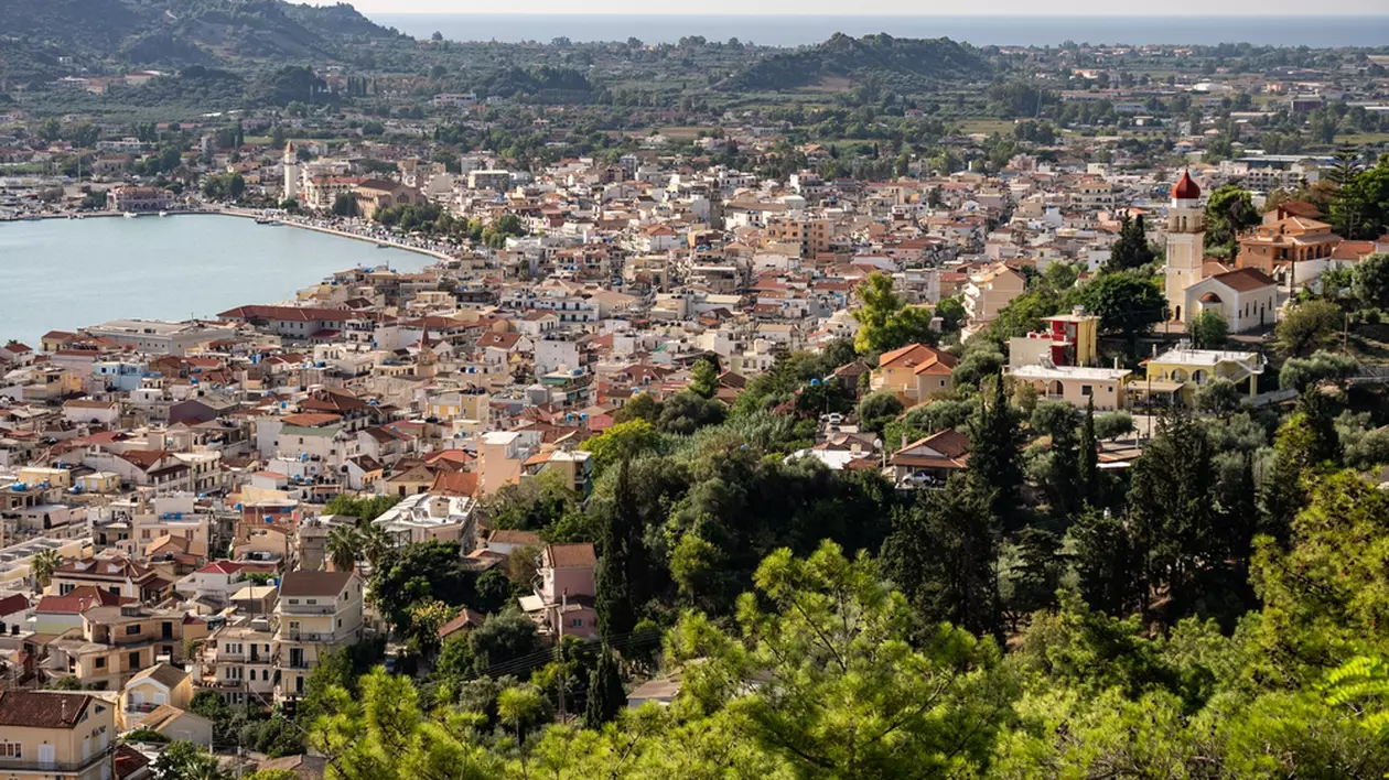 Ce să vizitezi în Insula Zakynthos - Imagine aeriană cu portul din oraşul Zakynthos
