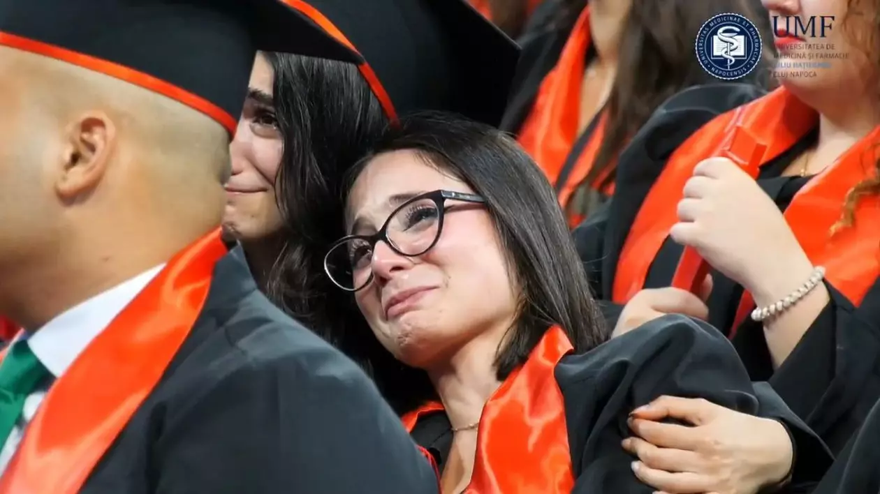 Studenții la medicină au început să plângă la ceremonia de absolvire, în timpul discursului rectorului UMF Cluj, Anca Buzoianu