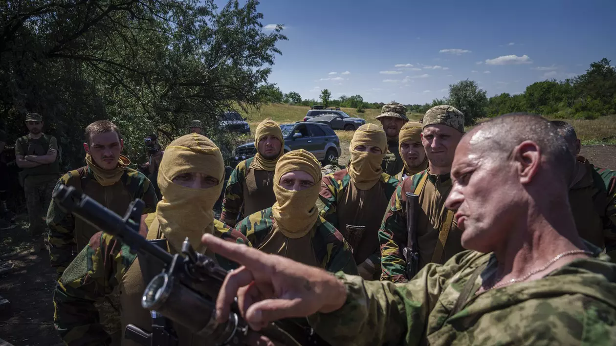 Deținuți ucraineni într-un poligon din Dnipropetrovsk Foto: Profimedia