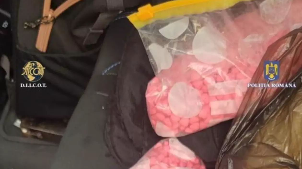 Zeci de mii de comprimate de ecstasy, descoperite la doi bărbaţi din Braşov. Drogurile urmau să fie vândute la festivaluri