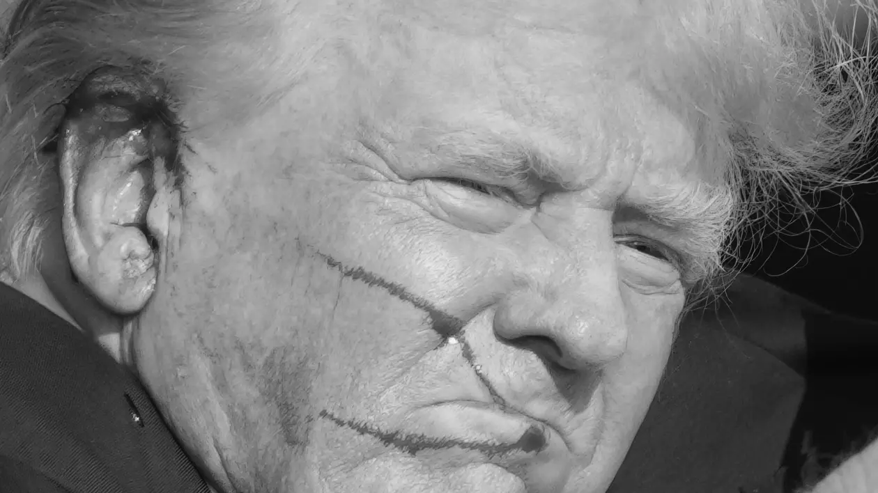 Donald Trump, imediat după ce a fost lovit de un glonț în ureche, cu sânge pe față Foto Profimedia