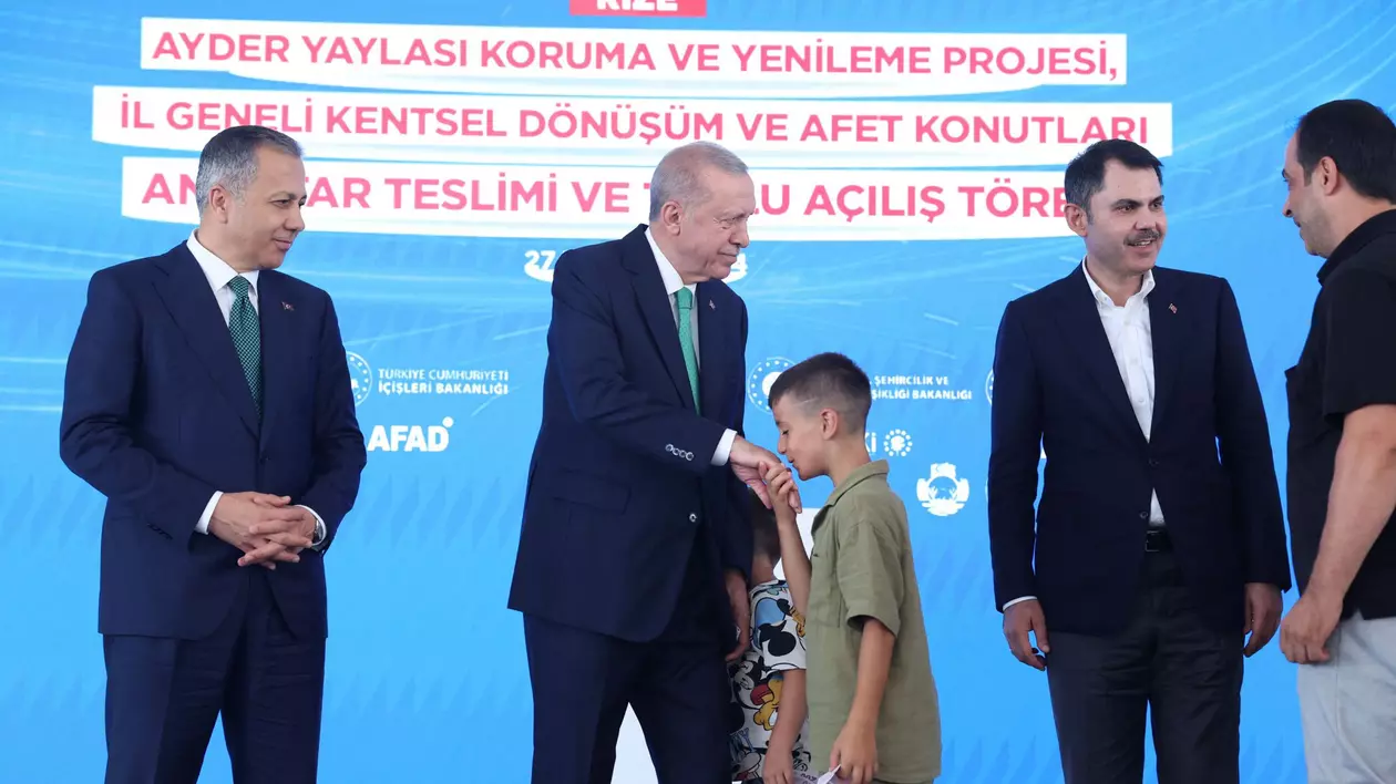 Erdogan i-a tras o palmă unui copil care nu i-a pupat mâna, apoi i-a dat bani. VIDEO