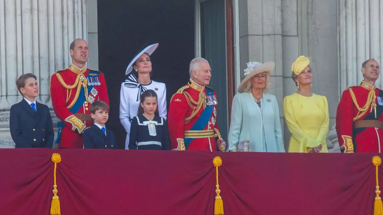 Camera cu balconul de la Palatul Buckingham unde familia regală apare salutând mulțimea se deschide pentru vizitatori