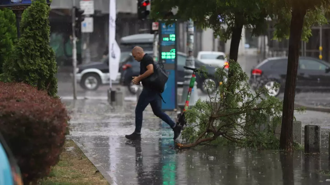 VIDEO Ploi torențiale, vijelii și grindină în aproape toată țara. Care sunt zonele vizate