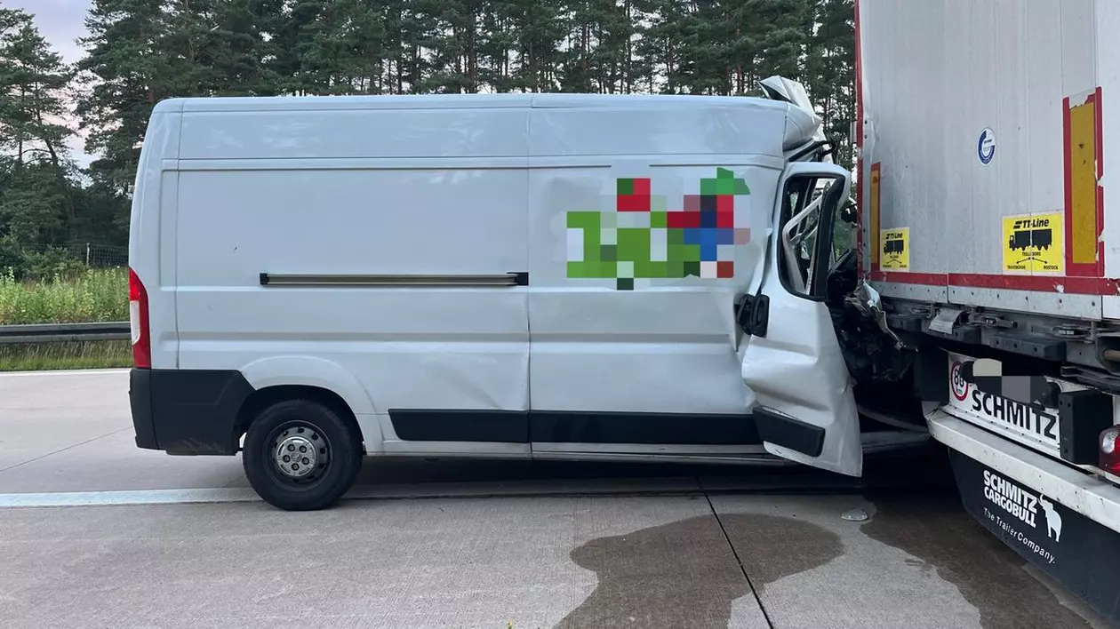 Un român de 20 de ani fără permis a adormit la volan pe autostradă și a intrat cu duba direct într-un TIR, în Germania