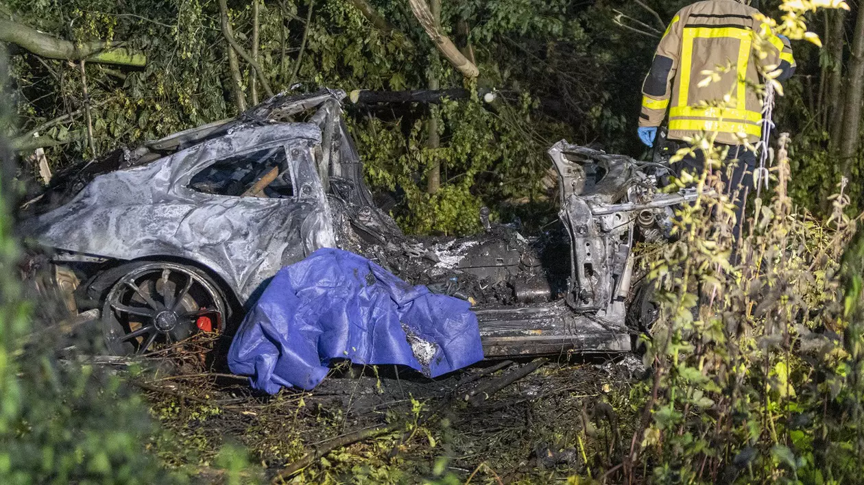 Un bărbat și fiul său au murit carbonizați, după ce mașina lor a fost aruncată la 250 de metri de șosea. Cei doi participau la o cursă ilegală