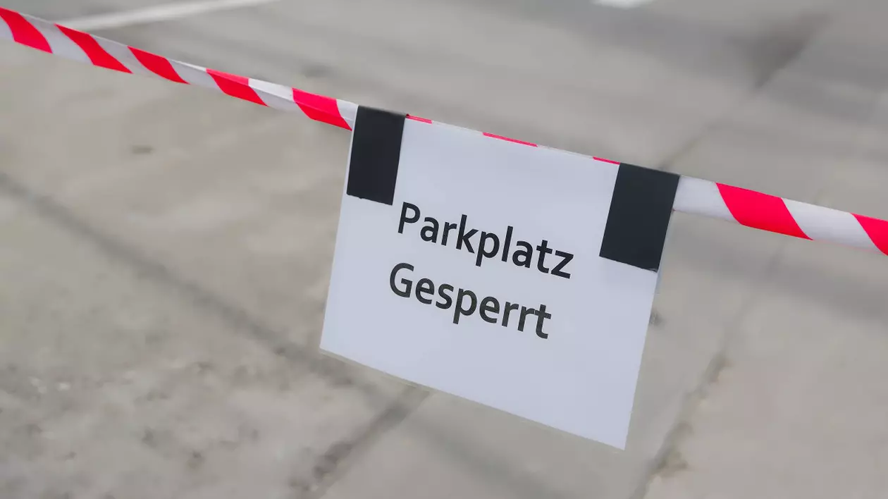 O tânără româncă de 22 de ani, care a acuzat un român că a violat-o, a fost arestată la tribunal, în timp ce povestea ce i-a făcut bărbatul