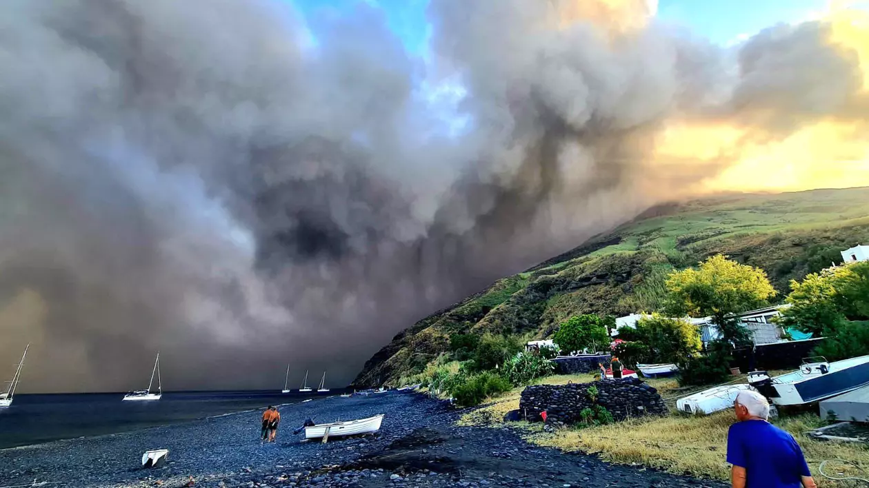 Alertă roșie în largul Siciliei, după ce vulcanul Stromboli a erupt. Pe Etna, un nou spectacol de „inele de fum”