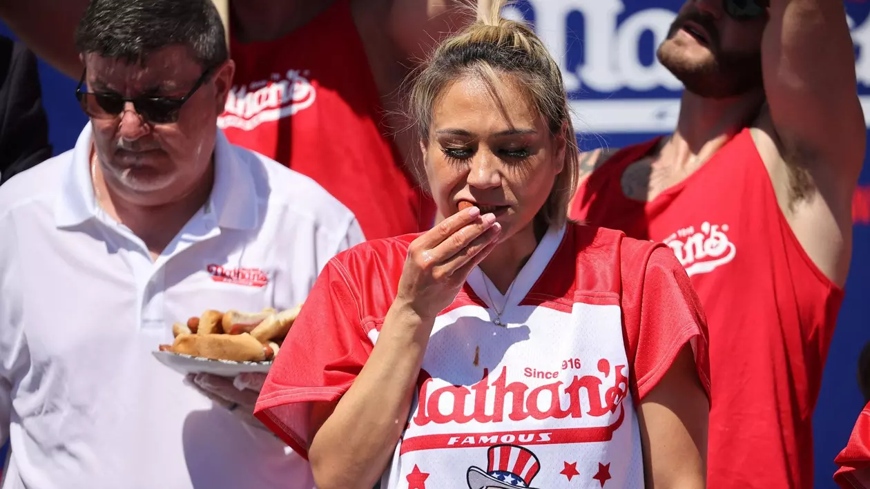 O studentă la igienă dentară a bătut recordul mondial feminin la mâncat hotdogi. Câți crenvurști a înghițit în 10 minute | VIDEO