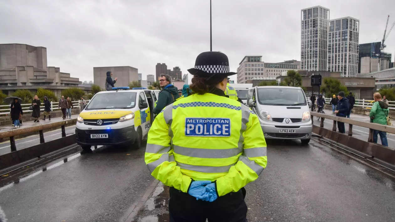 Cinci militanţi ecologişti, condamnaţi la închisoare pentru conspirație. Au blocat autostrada care înconjoară Londra peste 120 de ore