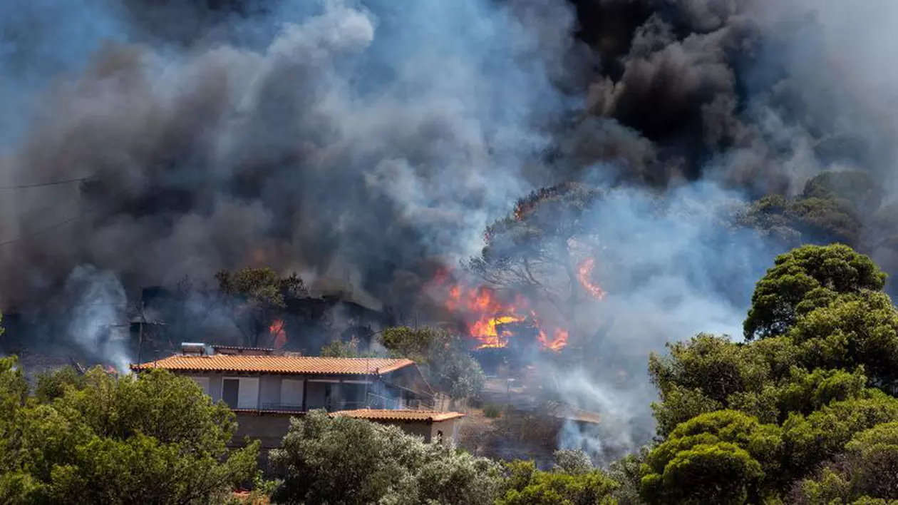 Un spital pentru copii și un cămin de bătrâni au fost evacuate în Grecia, din cauza unui incendiu puternic