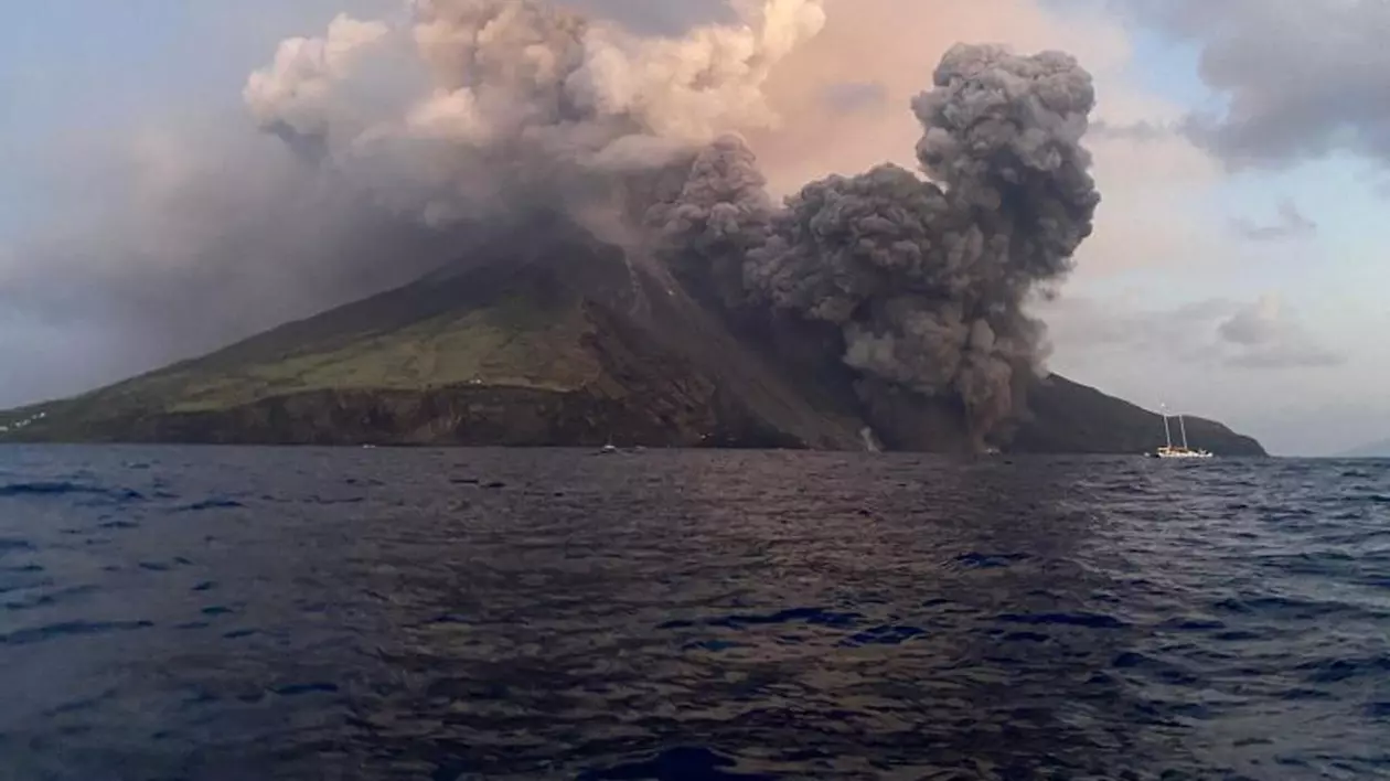 Vulcanul Stromboli din Italia a erupt. Fluxul de lavă a ajuns în mare. Și vulcanul Etna a erupt recent. Imagini spectaculoase | VIDEO