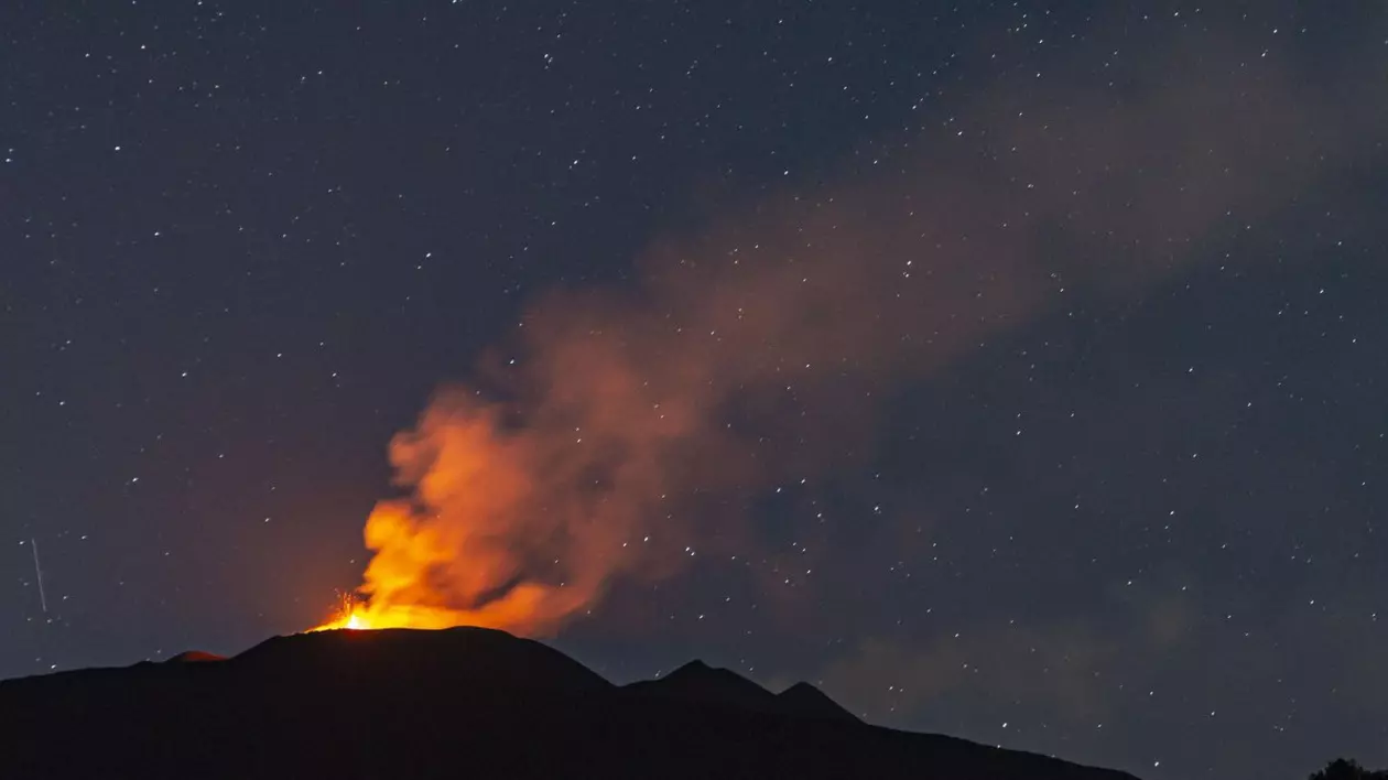 MAE, avertizare pentru românii care merg în Italia: Zboruri suspendate pe Aeroportul Catania după noua erupție a vulcanului Etna