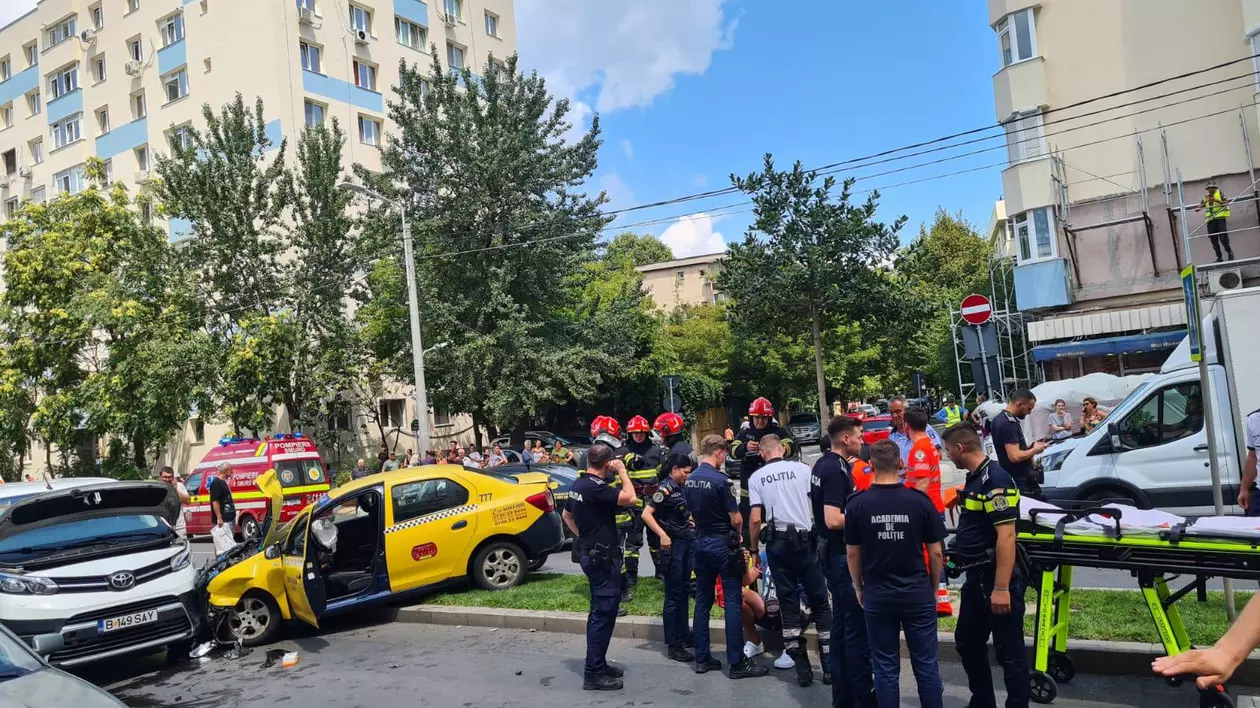 Un bărbat beat şi fără permis a furat o maşină şi a făcut 4 accidente, în București. Individul, internat la Spitalul de Psihiatrie „Obregia”