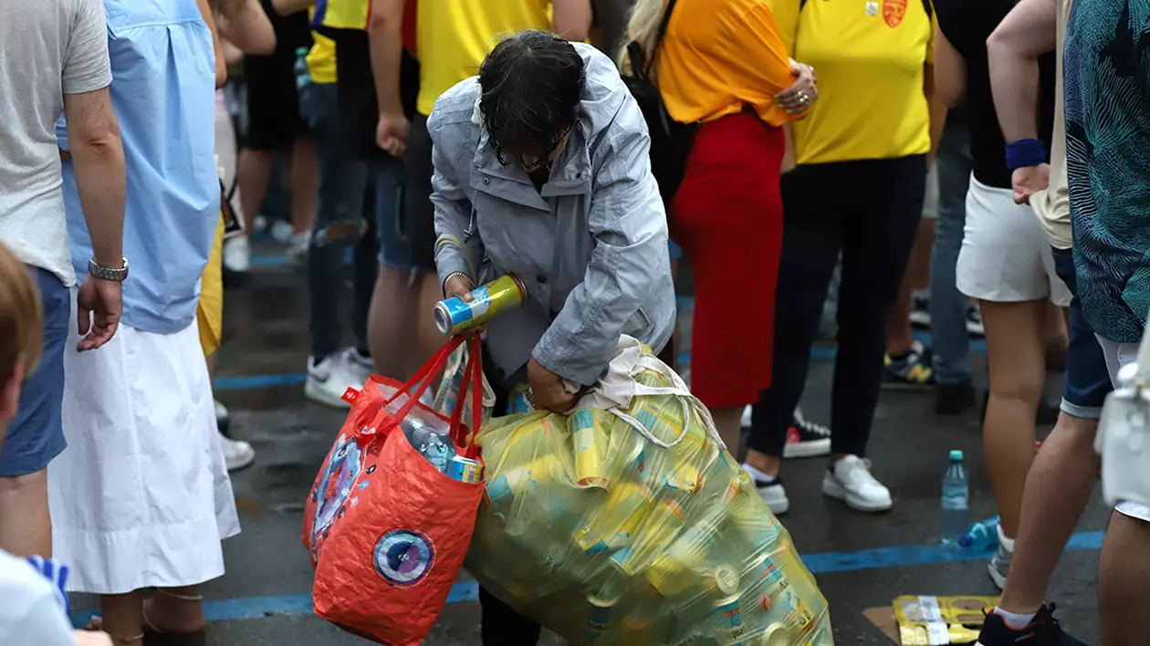 O altă față a programului de garanție-reciclare. Alergând după PET-uri prin București: „Nu dau în cap, nu tâlhăresc, sunt bani munciți! Scot un milion, un milion jumate pe zi”