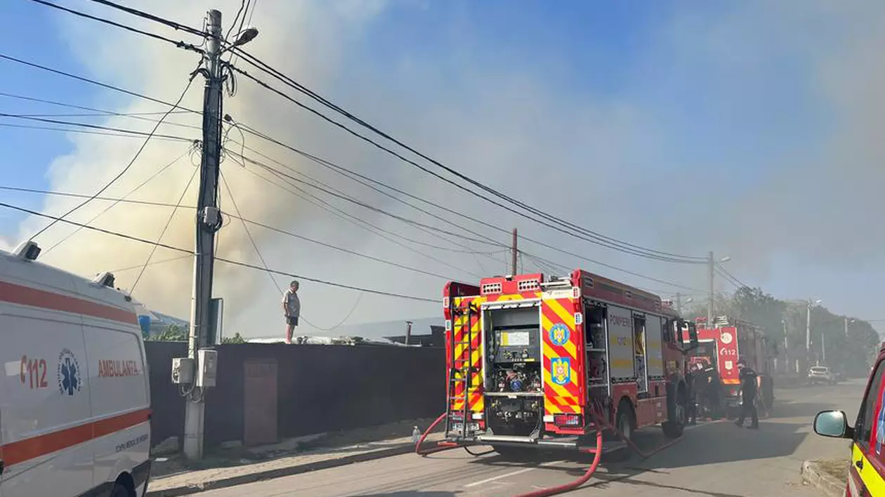 Incendiu la un azil de bătrâni din Tulcea. Zeci de persoane, evacuate. 7 oameni au fost duși la spital