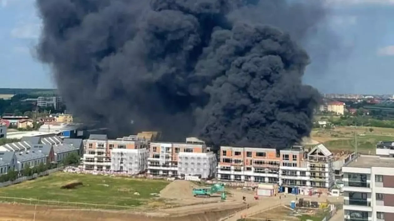 Incendiu puternic la un restaurant din nordul Bucureștiului. 12 autospeciale, trimise să stingă flăcările care au cuprins acoperișul clădirii