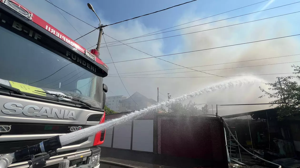 Incendiu la un ansamblu de locuințe din sectorul 2 al Capitalei. O persoană care a suferit un atac de panică, dusă la spital | VIDEO